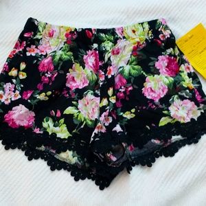 Women teen floral shorts size Medium
